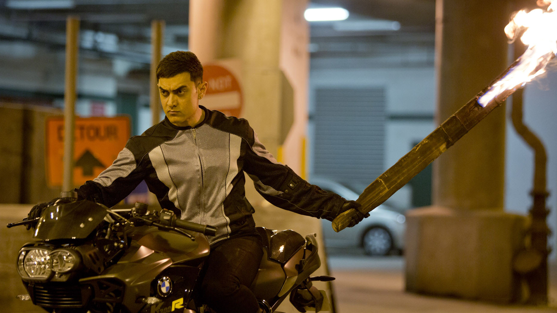 Dhoom 3 Has Record Opening Week - Aamir Khan Dhoom 3 Bike Stunt - HD Wallpaper 