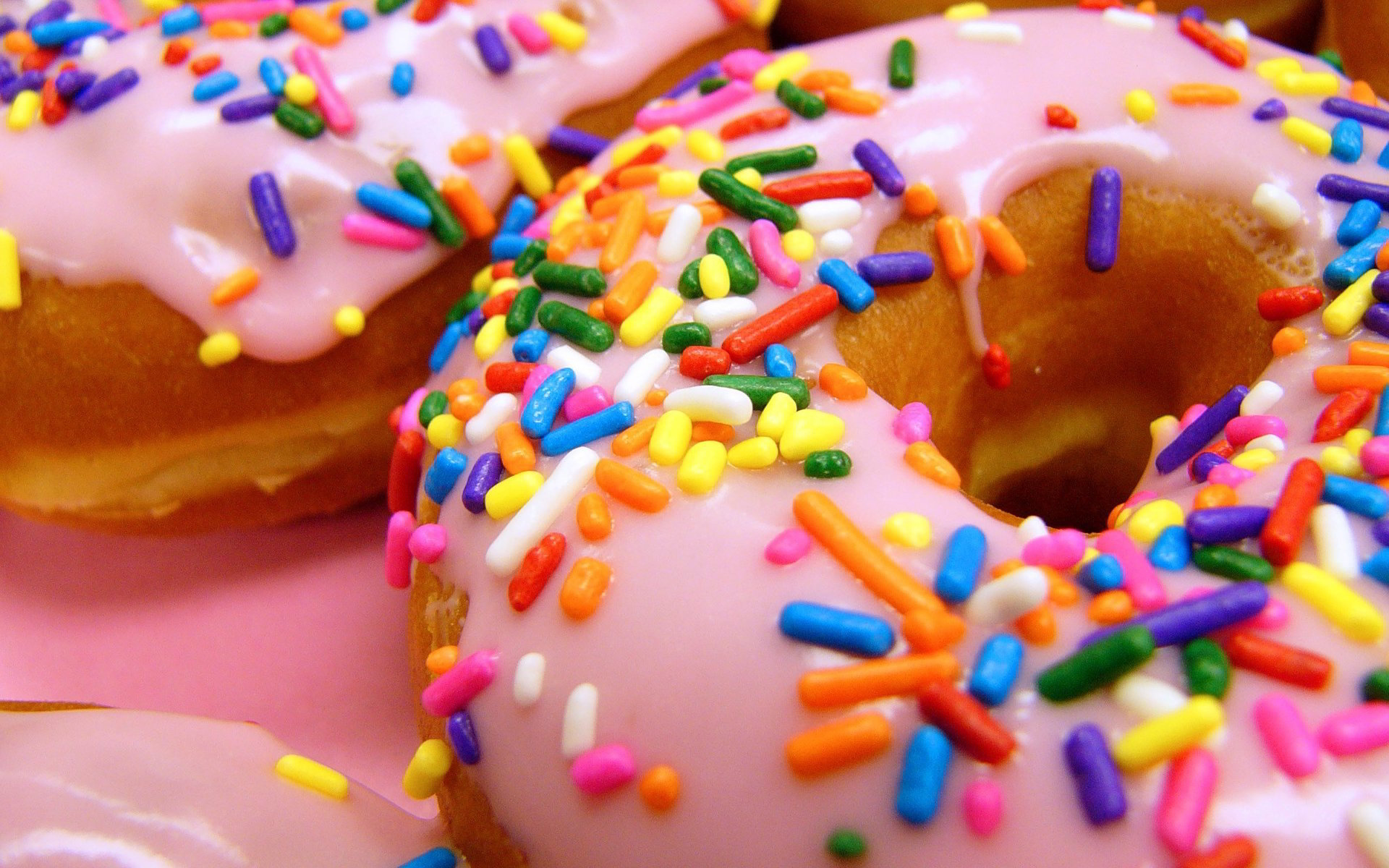 Pink Donuts - Donut Close Up - HD Wallpaper 