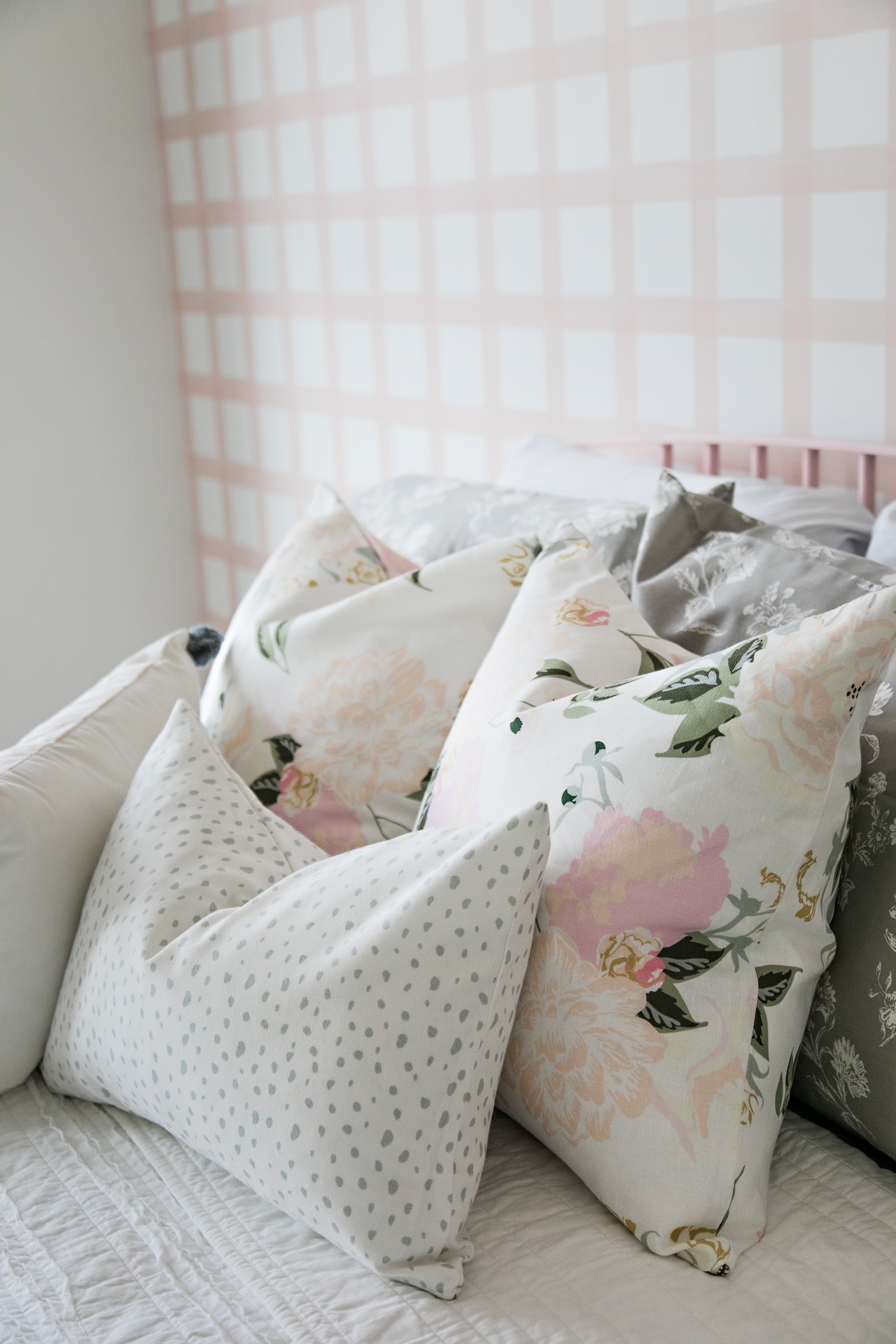 Farmhouse With Floral Pillows - HD Wallpaper 