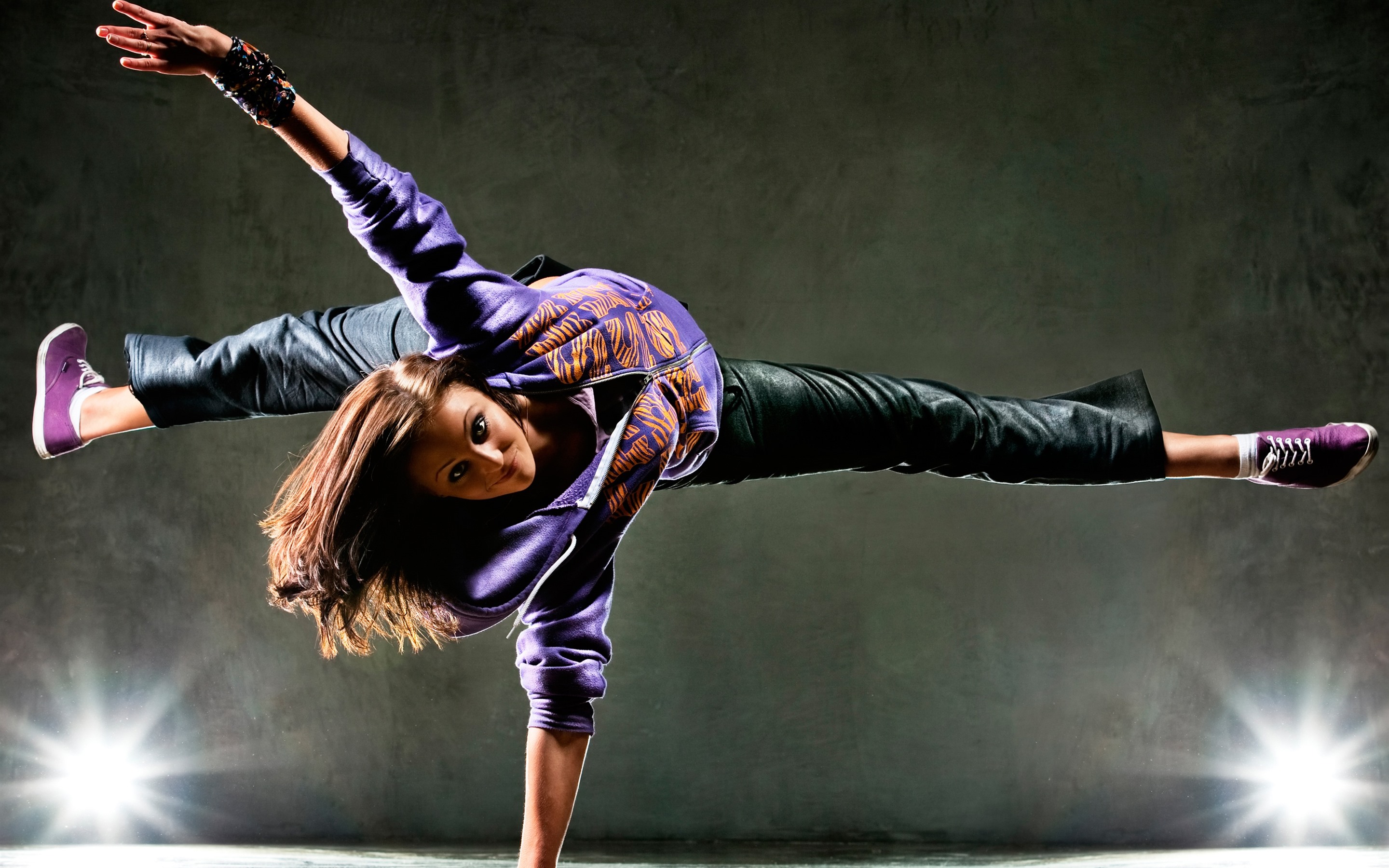 Wallpaper Dancing Girl, Pose, Light - House Dance Hip Hop Dance Move - HD Wallpaper 
