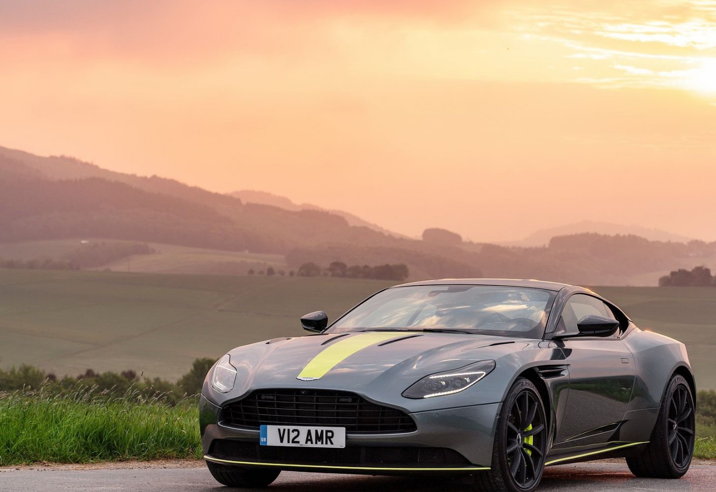 Aston Martin Db11 - HD Wallpaper 