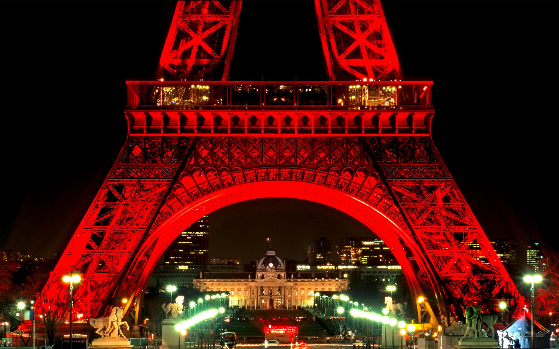 Eiffel Tower At Night - Paris Christmas Eiffel Tower - HD Wallpaper 