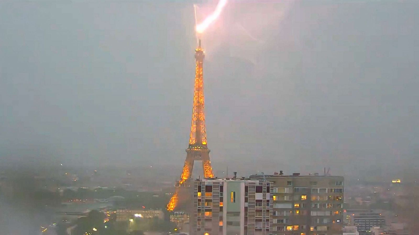Eiffel Tower Hit By Lightning 2018 - HD Wallpaper 