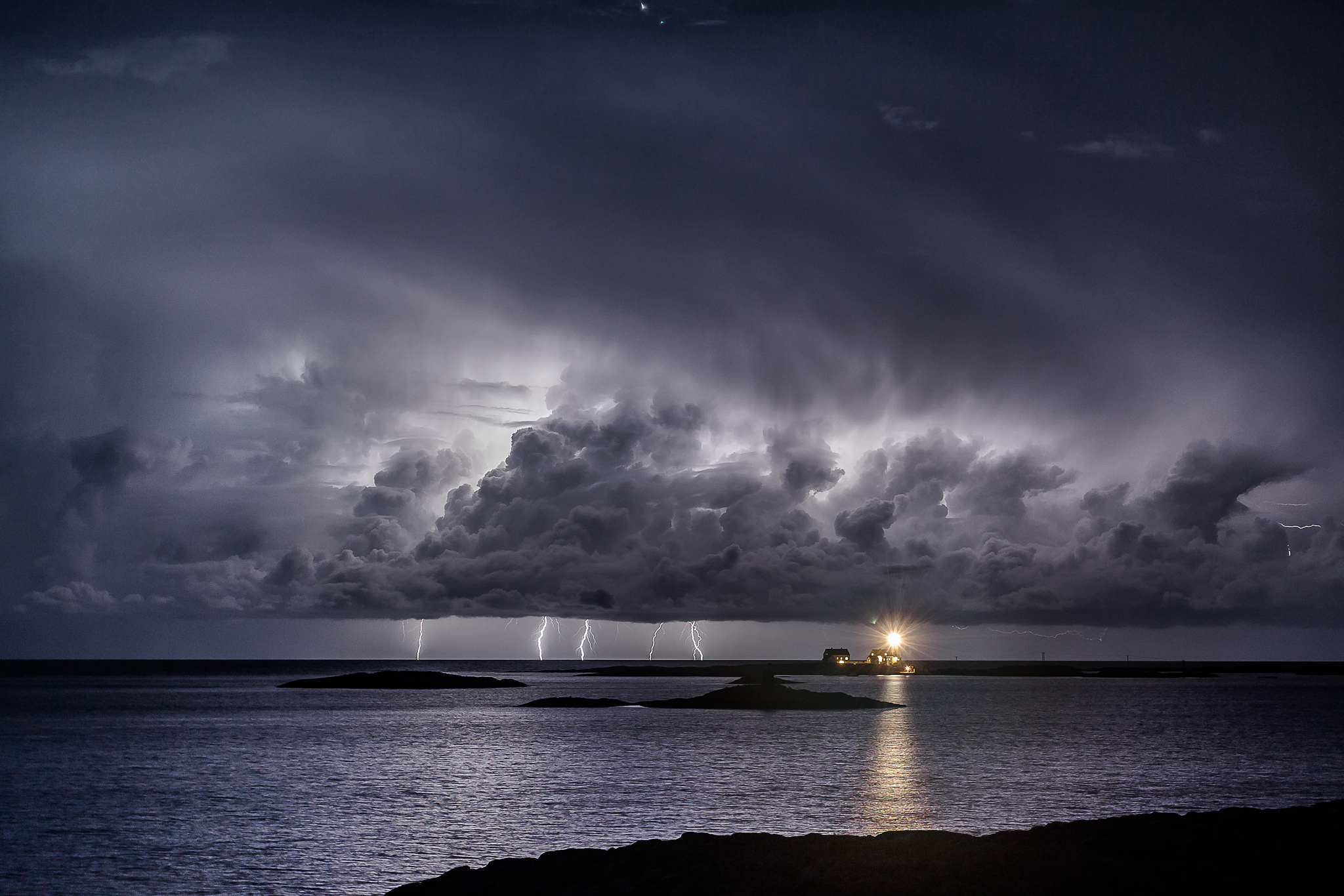 Lighthouse In Storm Hd - HD Wallpaper 