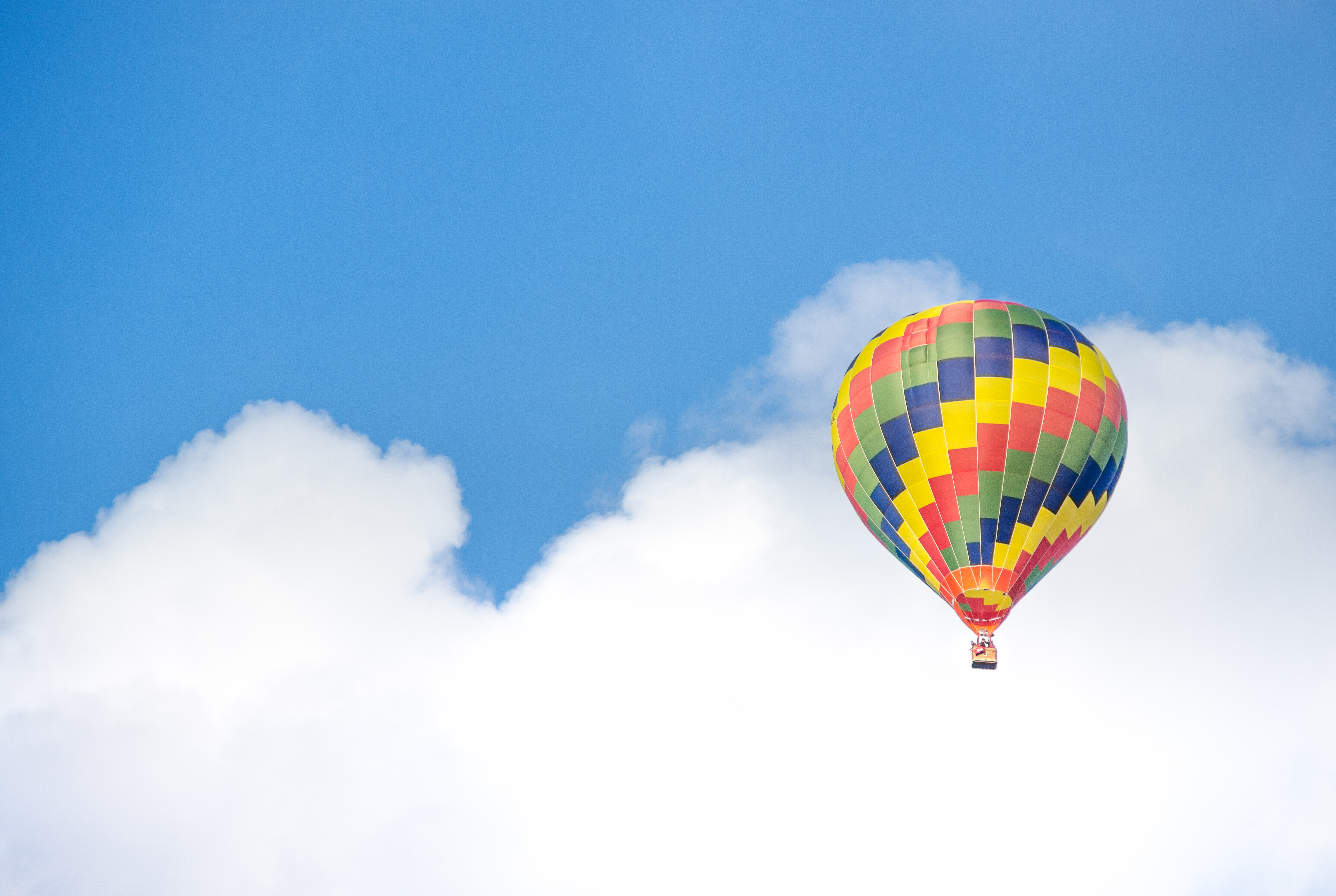 Hot Air Balloon In Clouds - HD Wallpaper 