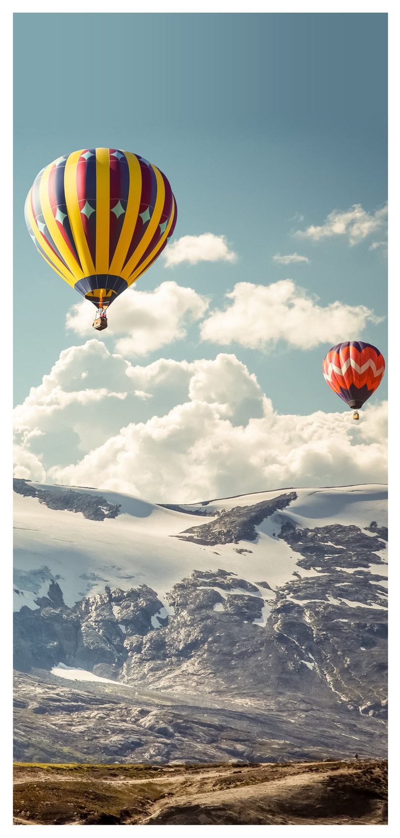 Wallpaper Ponsel Balon Udara Panas - Hot Air Balloon In Mountains - HD Wallpaper 