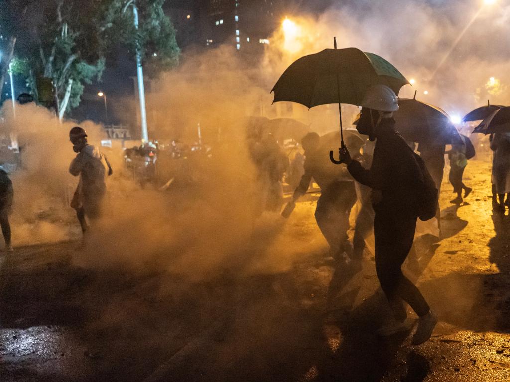Protesters Try To Shield Themselves From Tear Gas In - Hong Kong Polytechnic University Raid Police - HD Wallpaper 