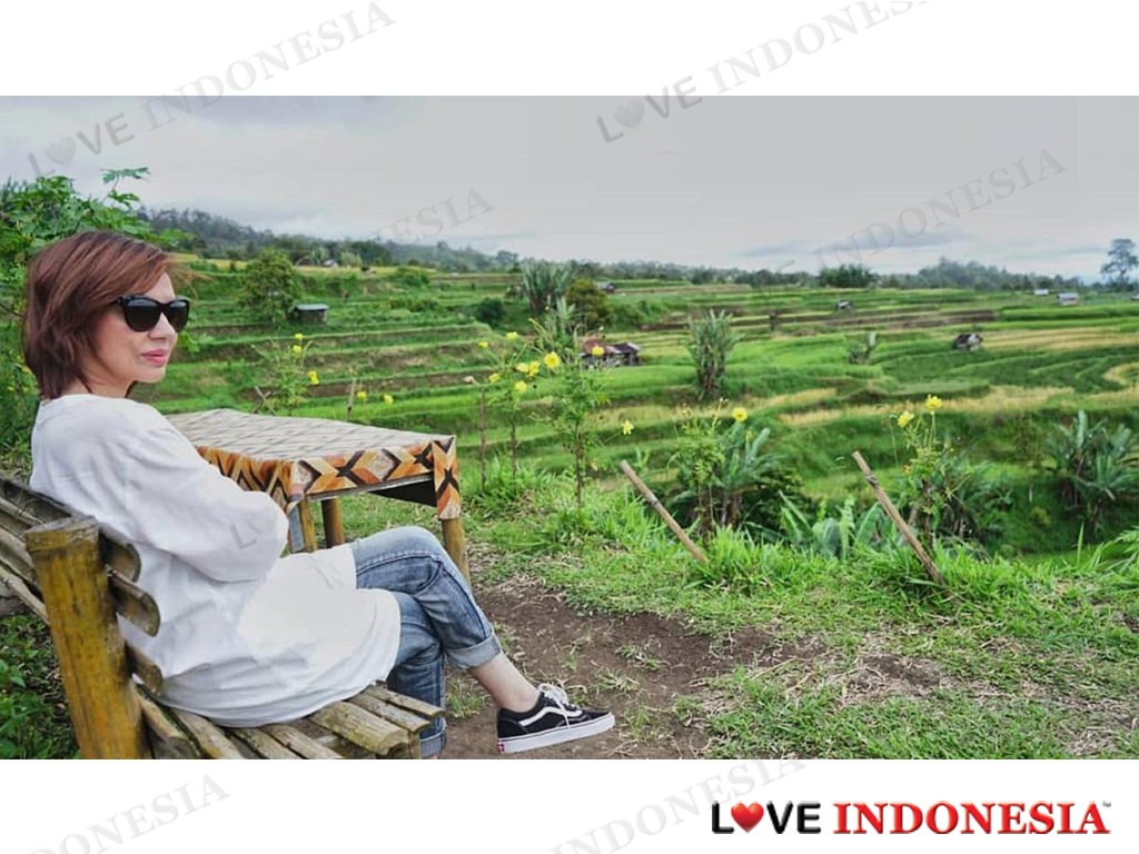 5 Desa Tercantik Di Dunia, Nagari Pariangan Di Indonesia - Sitting - HD Wallpaper 