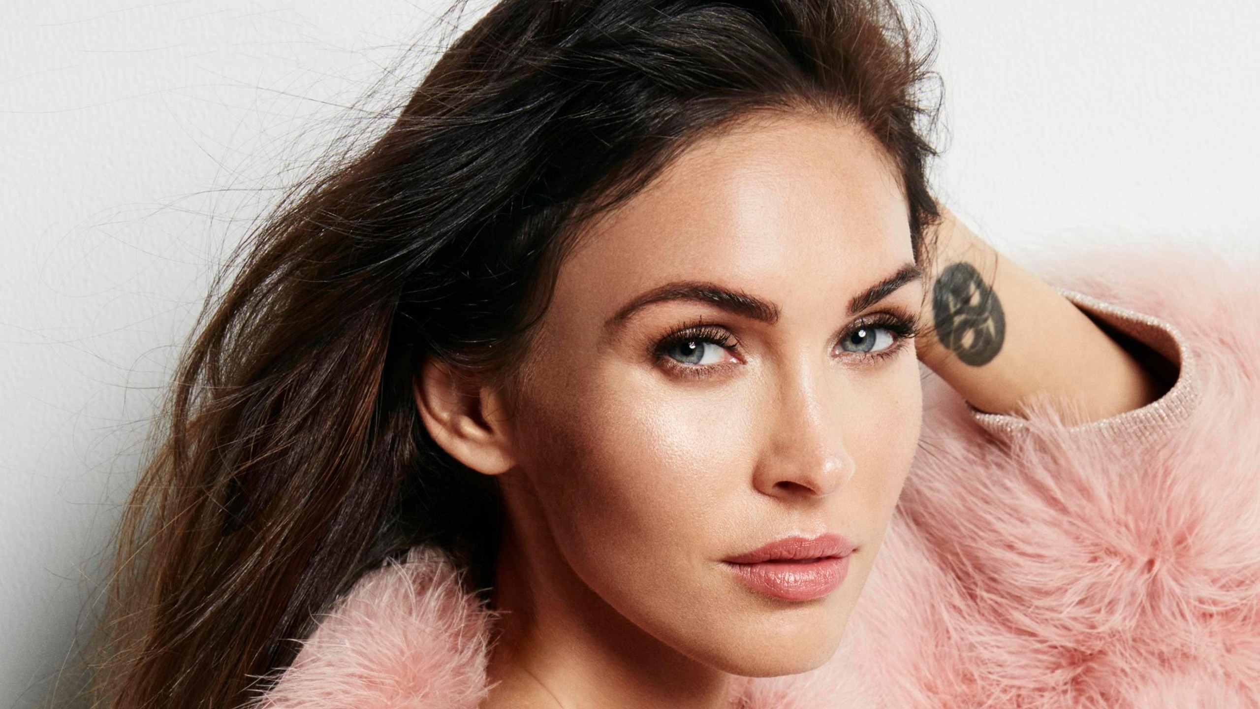 Megan Fox New Hot Wallpaper - Megan Fox Cosmopolitan 2017 - HD Wallpaper 