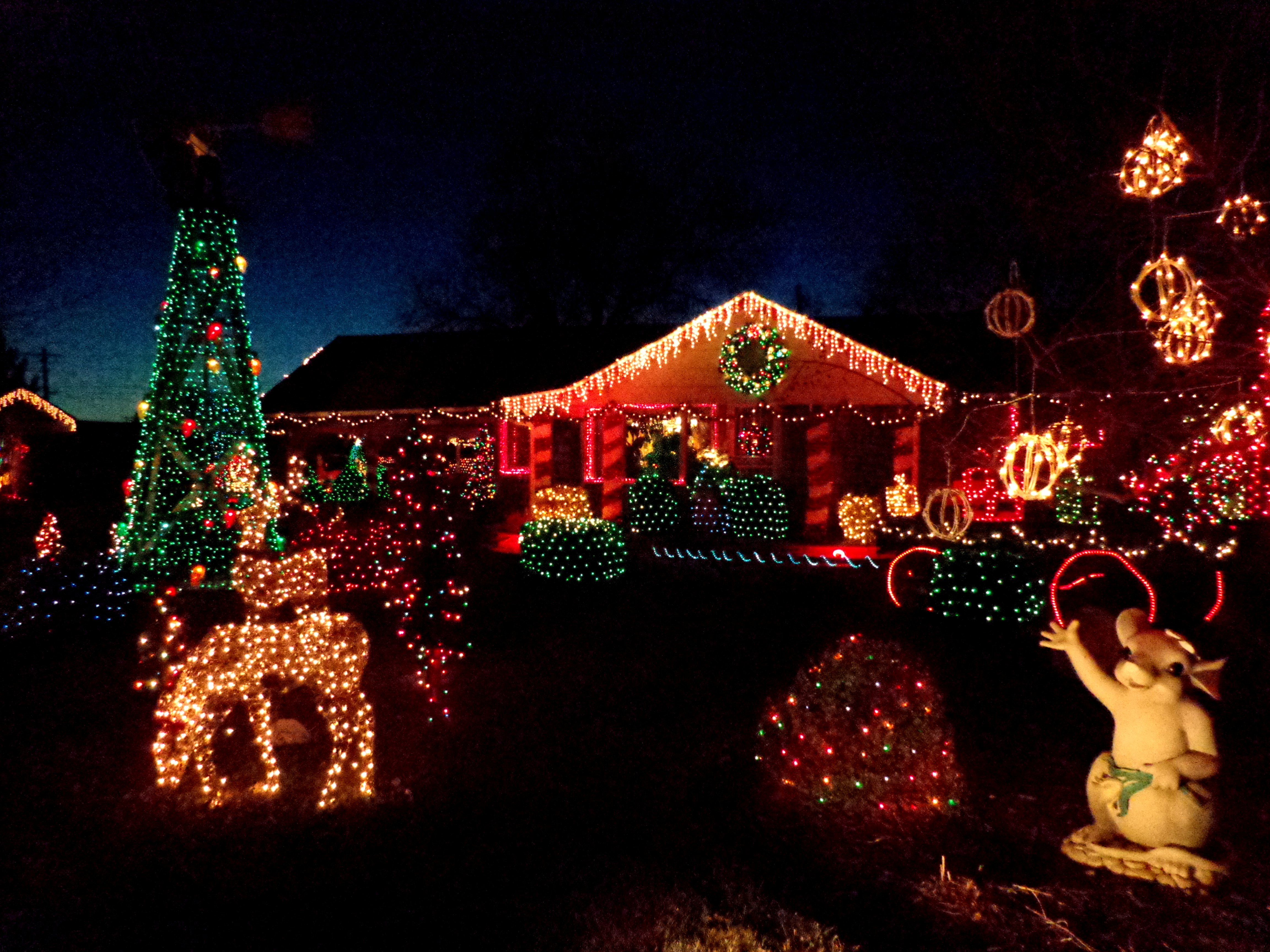 Christmas Tree Lights House - HD Wallpaper 