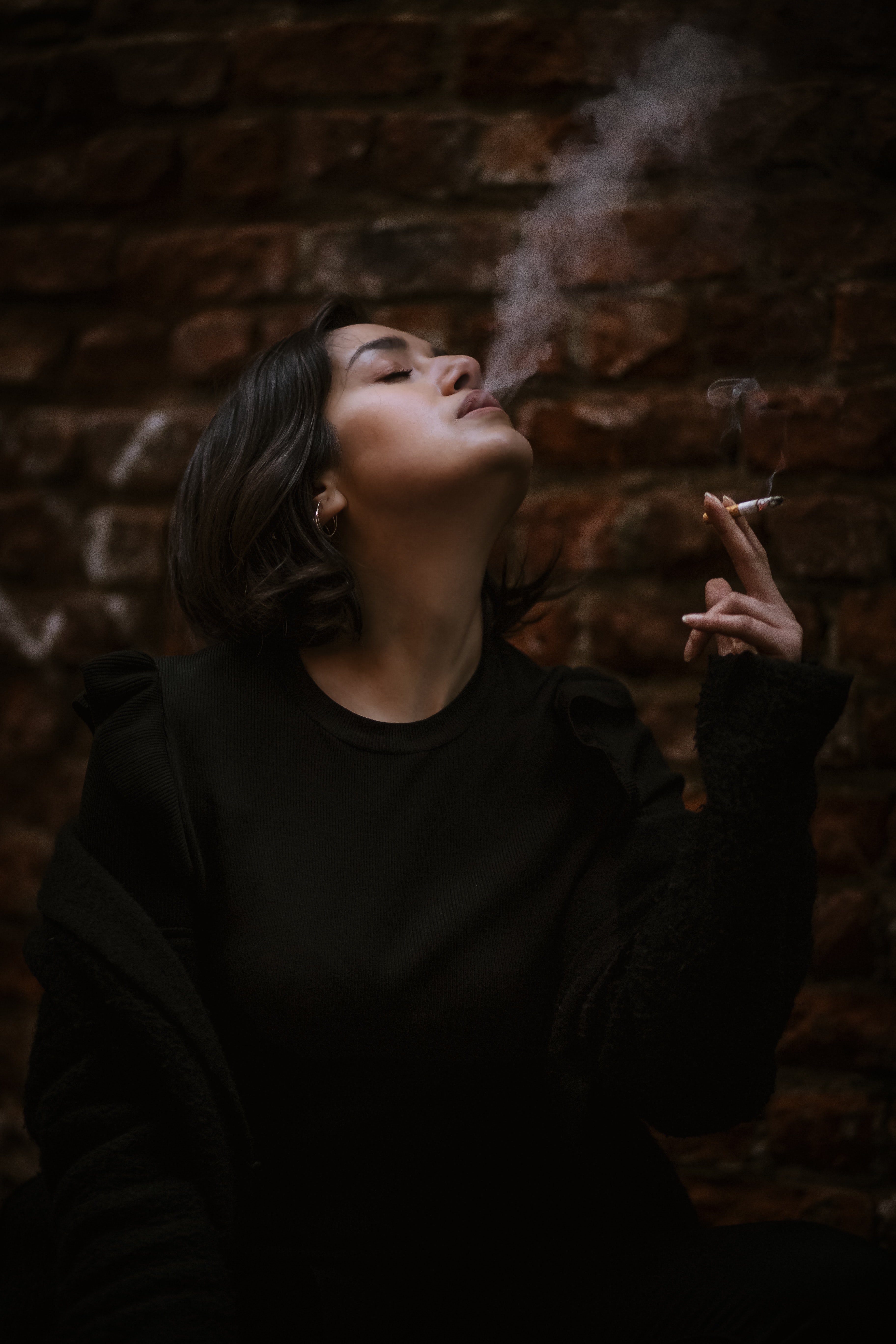 Smoking Girl - HD Wallpaper 