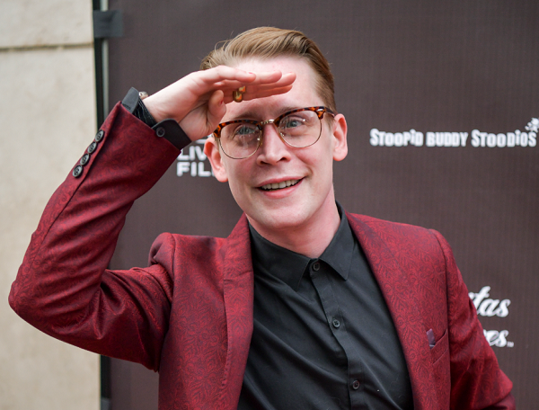 Macaulay Culkin Shows Disney How An Actual Home Alone - Macaulay Culkin 2019 - HD Wallpaper 