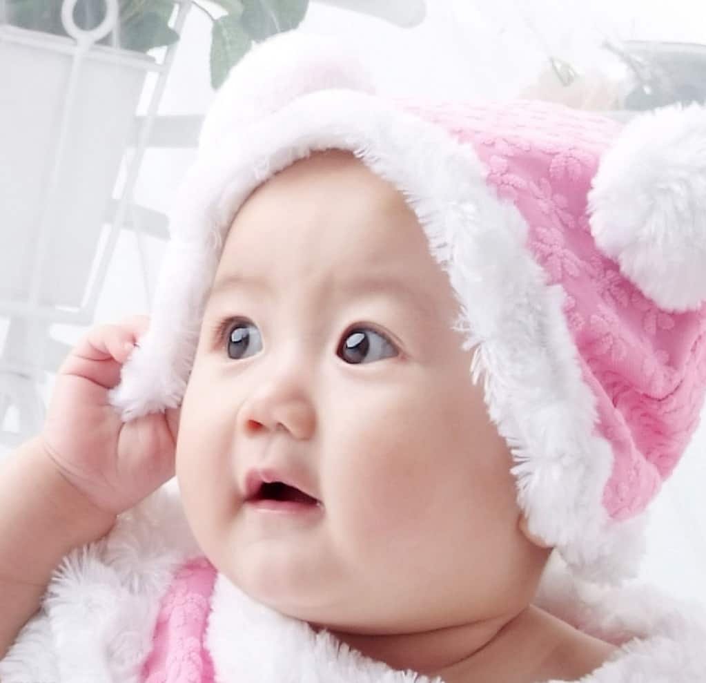 Baby Girl With Cute Cap Hd Wallpaper Poster - Baby Pics With Cap Hd Cute -  1023x989 Wallpaper - teahub.io