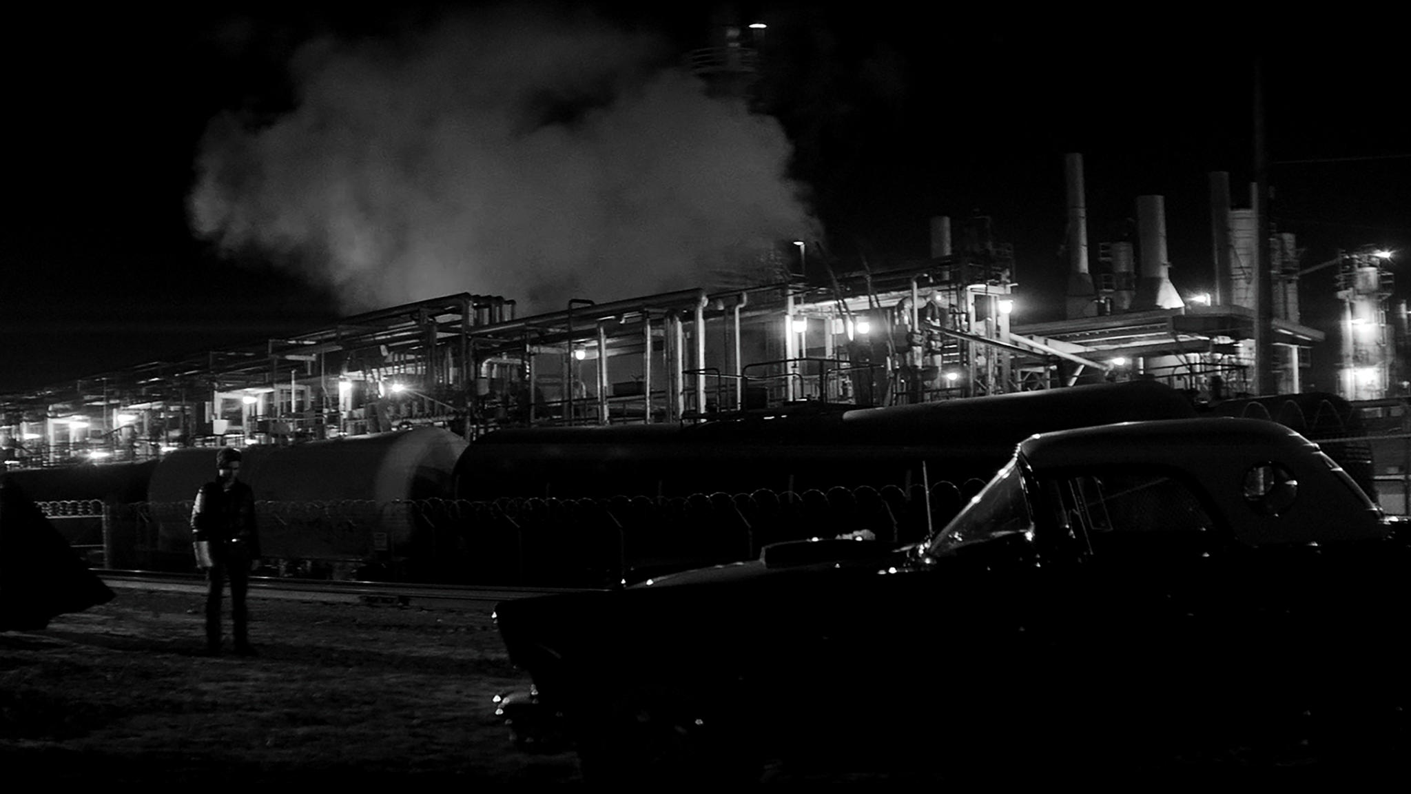 Girl Walks Home Alone At Night - HD Wallpaper 