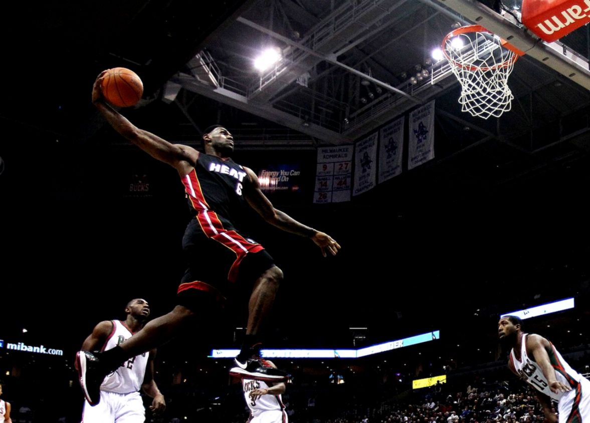 48 Lebron James Wallpapers Hd Free Download - D Wade Lebron Dunk - HD Wallpaper 