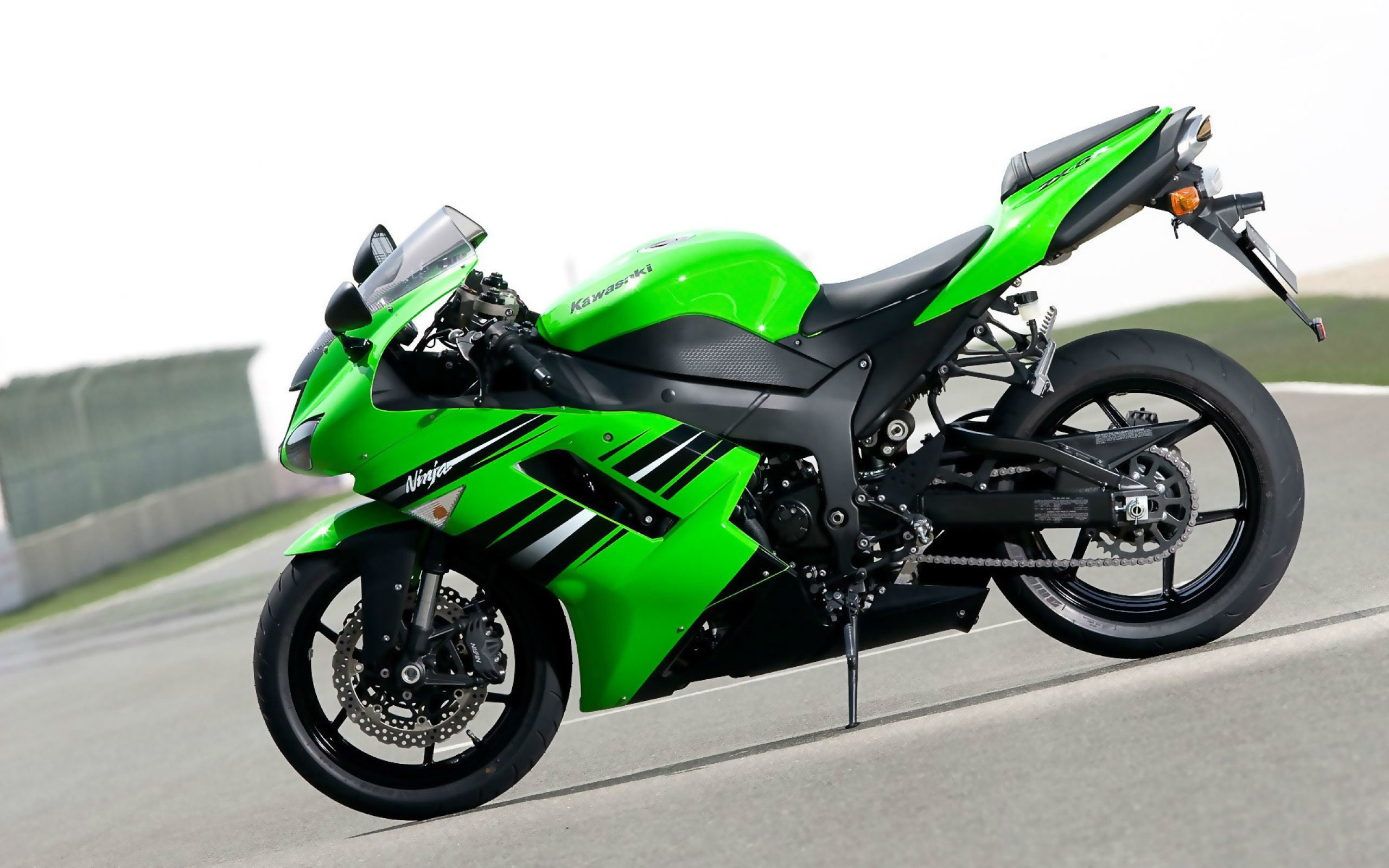 Kawasaki Ninja Zx6r 02 Bike Hd Wallpapers 
 Data-src - Kawasaki Ninja Zx6r 2008 Sport - HD Wallpaper 