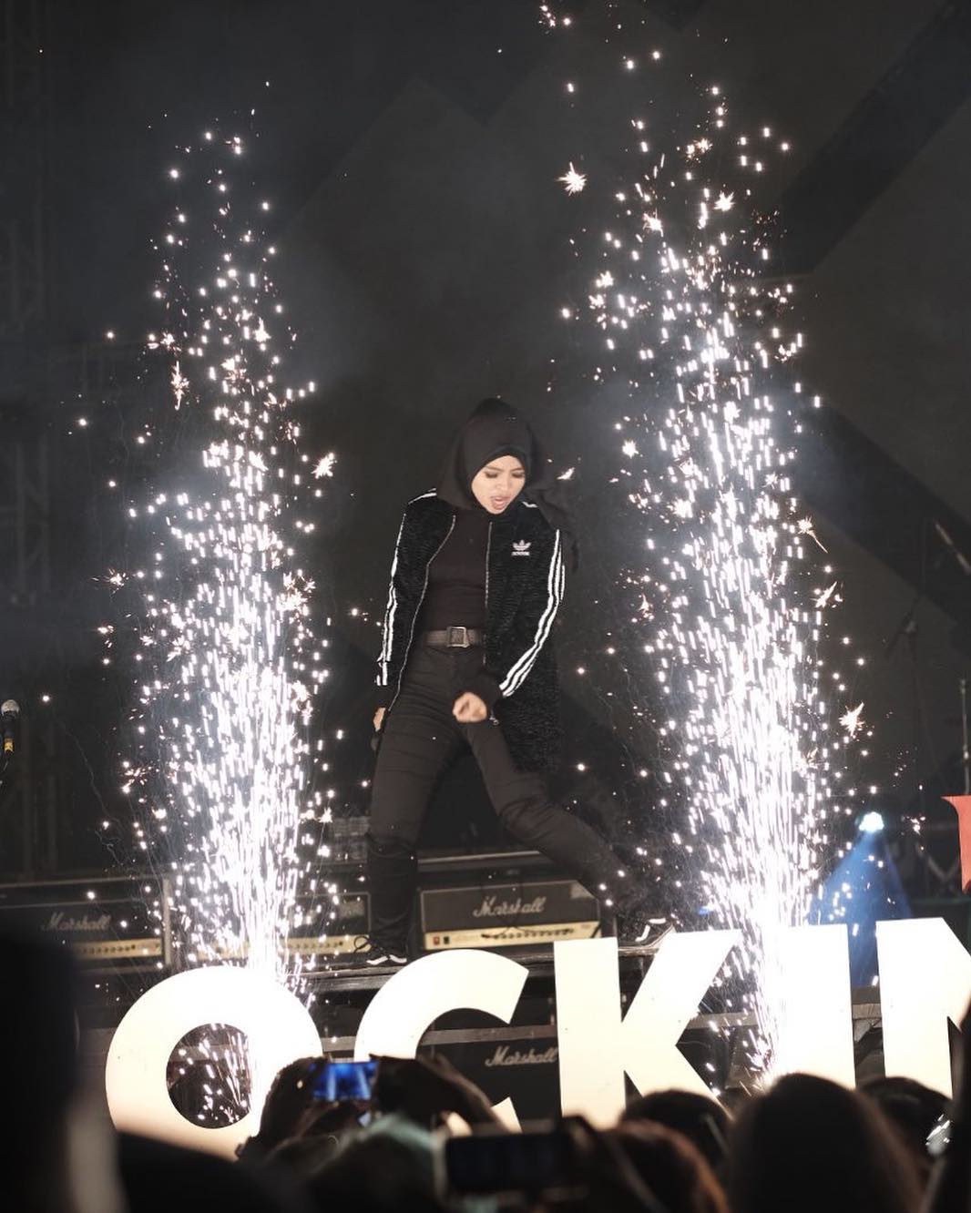 10 Gaya Tantri Kotak - Tantri Kotak Manggung Berhijap - HD Wallpaper 