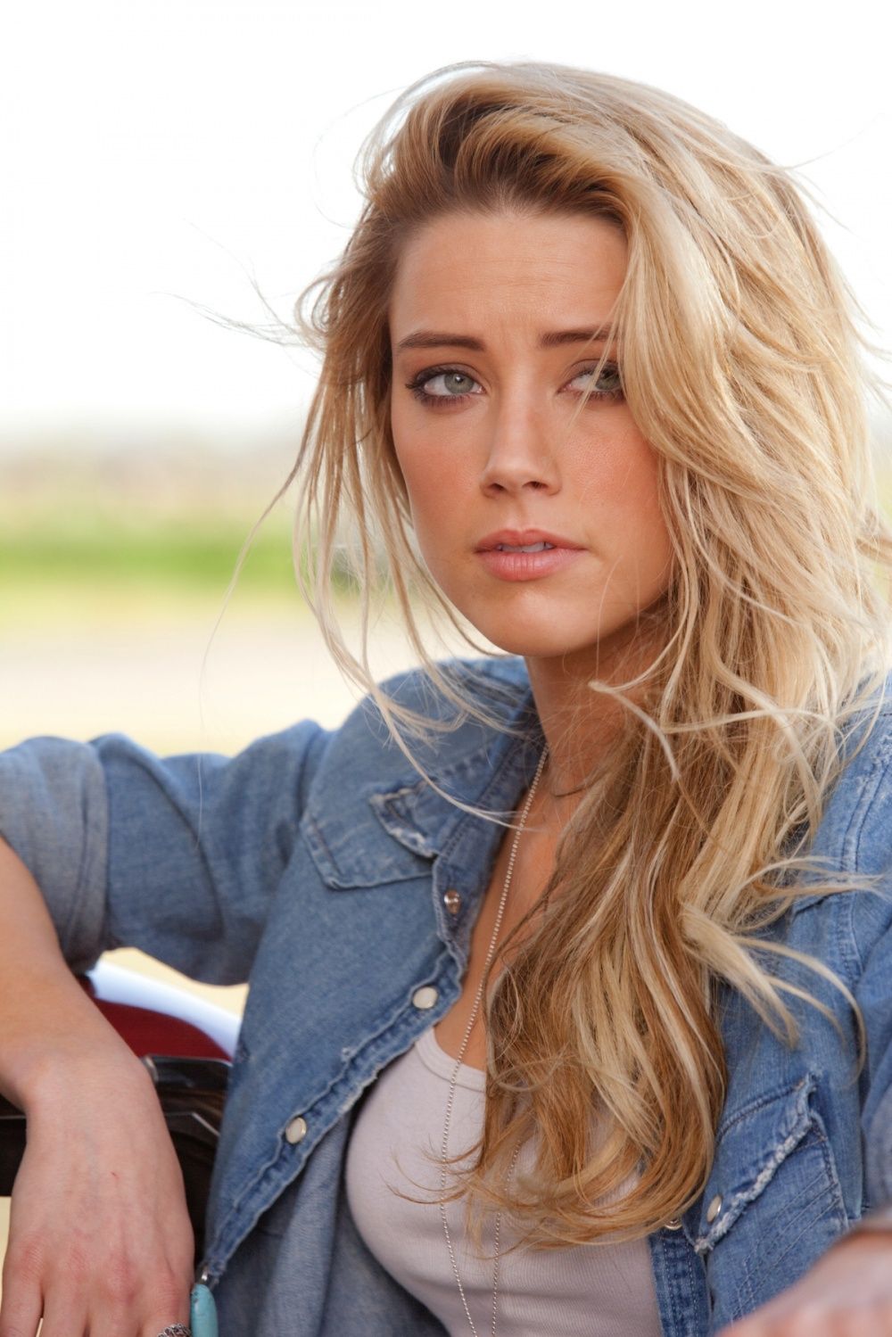 Amber Heard Drive Angry Hair - HD Wallpaper 