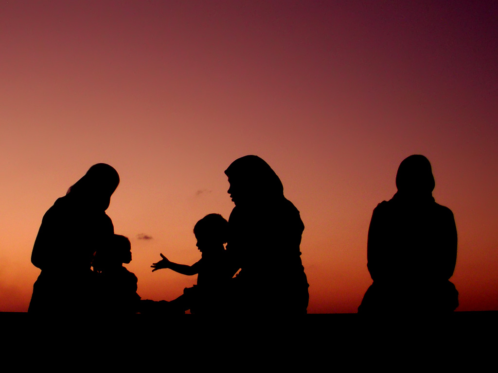 Muslim Family In Sunset - HD Wallpaper 