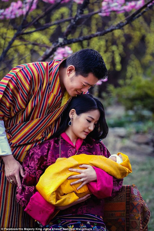 The King Can Be Seen Gazing Down Adoringly At His Son, - King N Queen Of Bhutan - HD Wallpaper 
