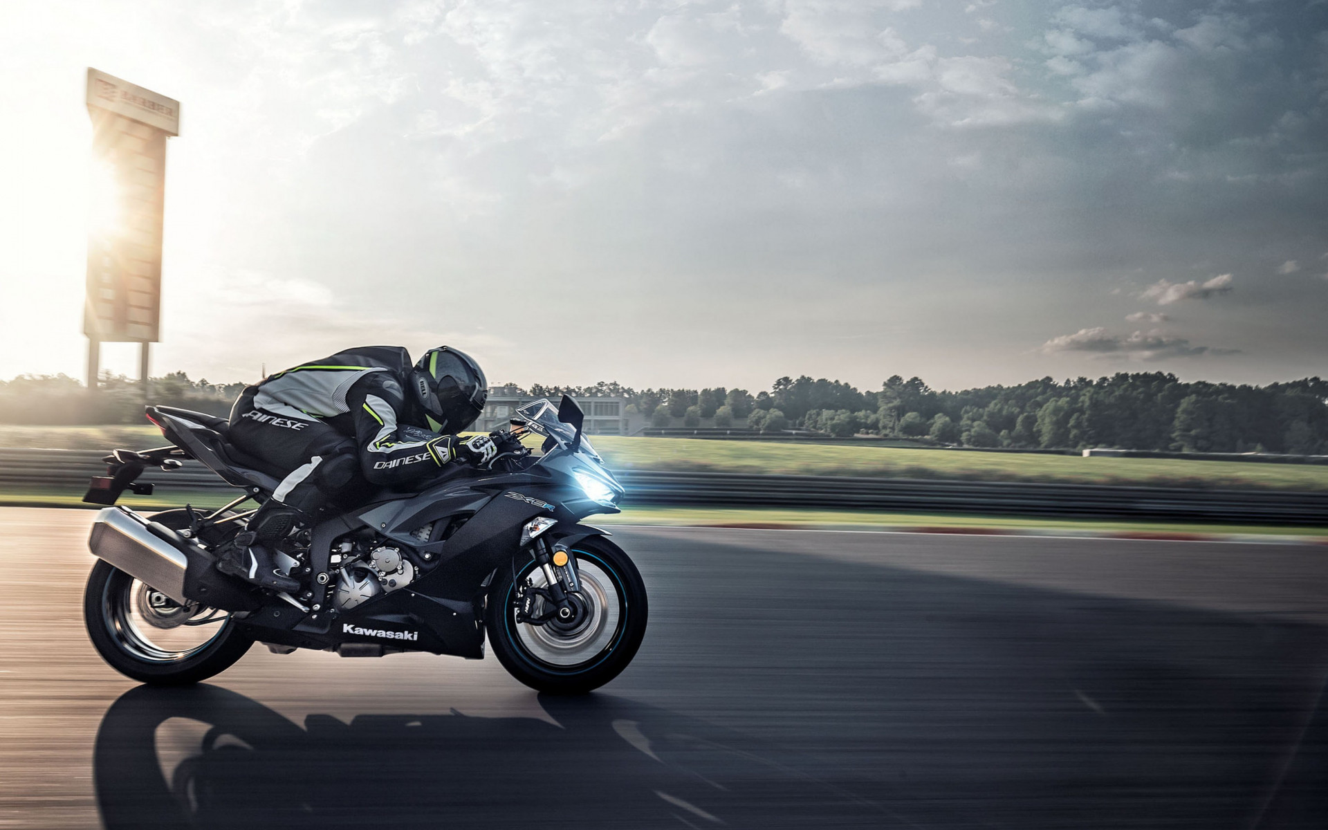 Kawasaki Ninja Zx 6r In Motion Wallpaper - Kawasaki Ninja Zx6r 2019 Gray - HD Wallpaper 