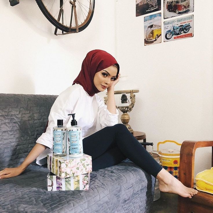 Sitting - HD Wallpaper 