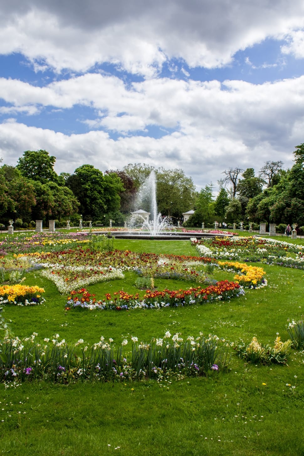 Water Fountain And Flower Garden Preview - Fountain - HD Wallpaper 