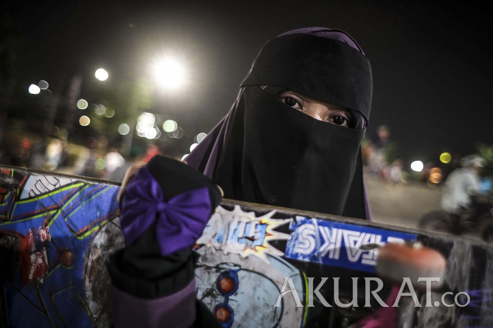 Image - Wanita Bercadar Main Skateboard - HD Wallpaper 