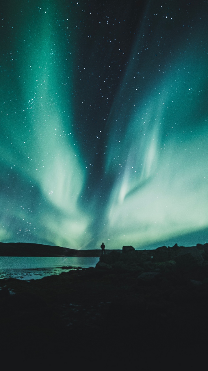 Wallpaper Glow, Starry Sky, Silhouette - Aurora Borealis - HD Wallpaper 