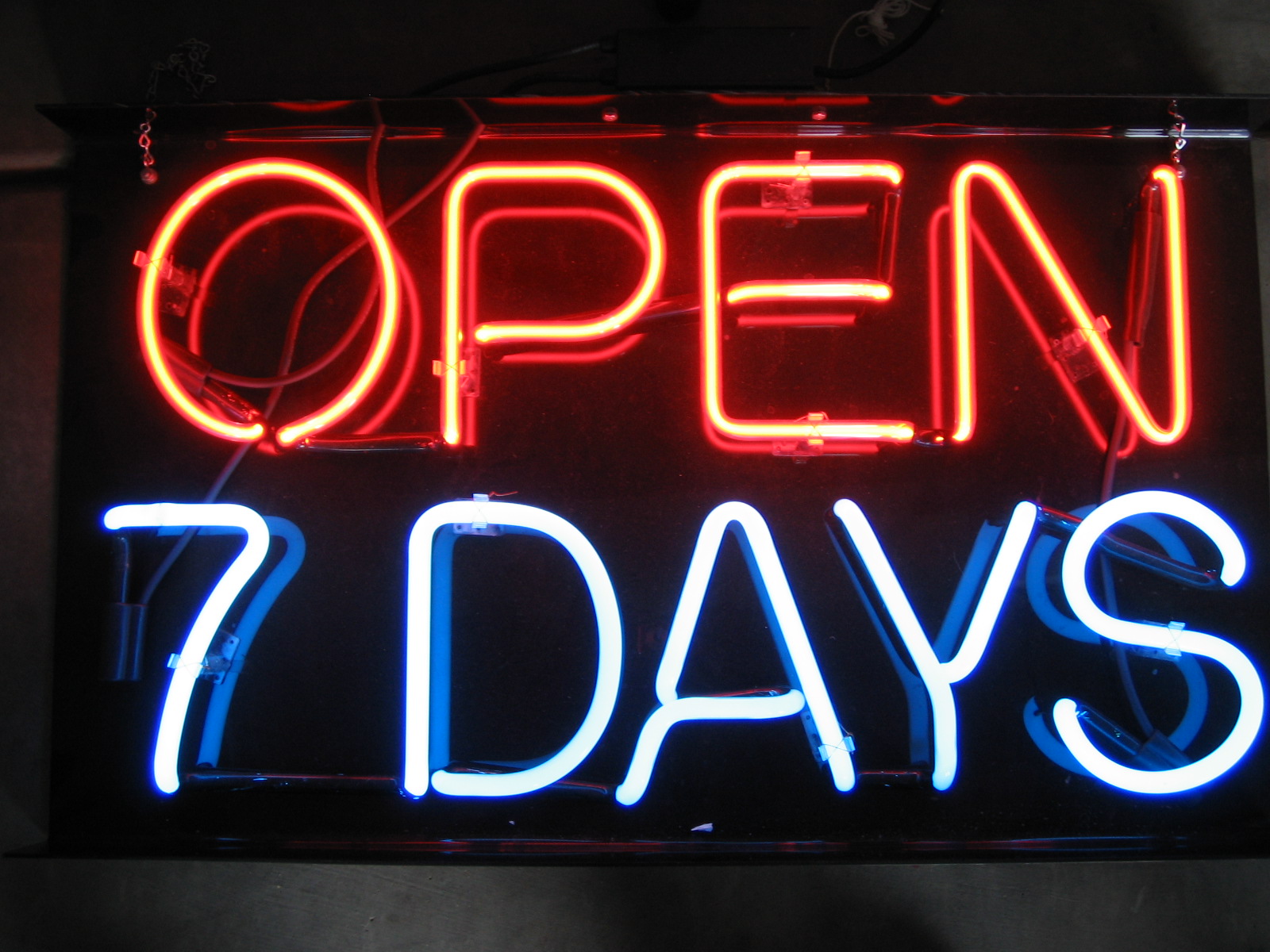 Open 7 Days Neon Sign - HD Wallpaper 