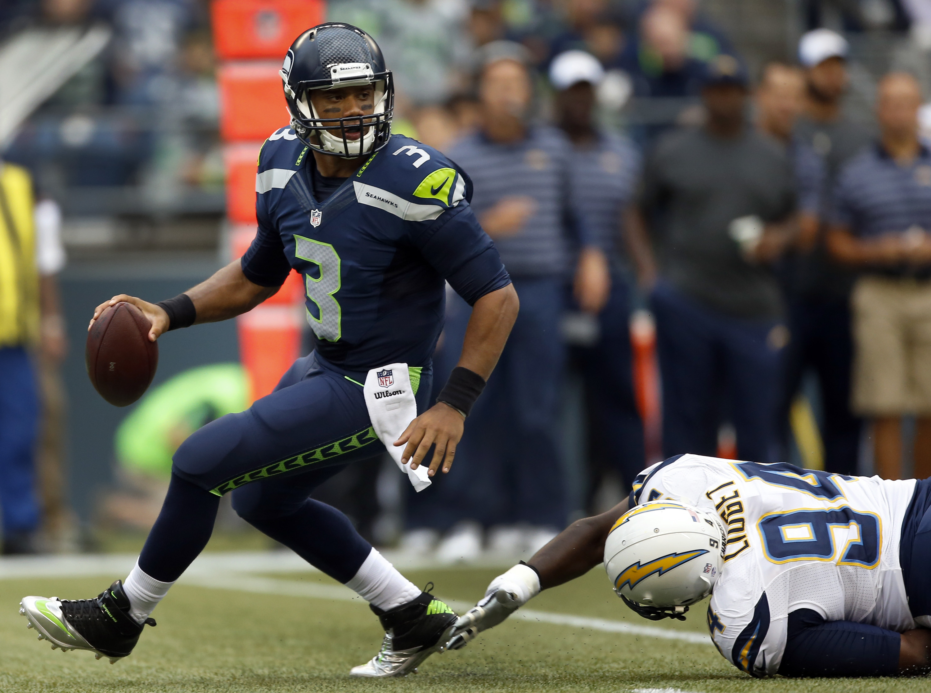 Quarterback Russell Wilson - Russell Wilson In Game - HD Wallpaper 