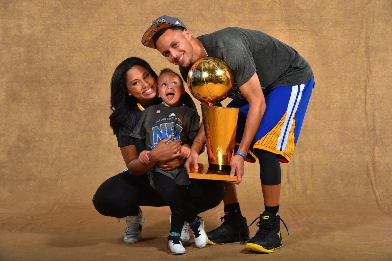Steph Curry Kissing His Wife - HD Wallpaper 