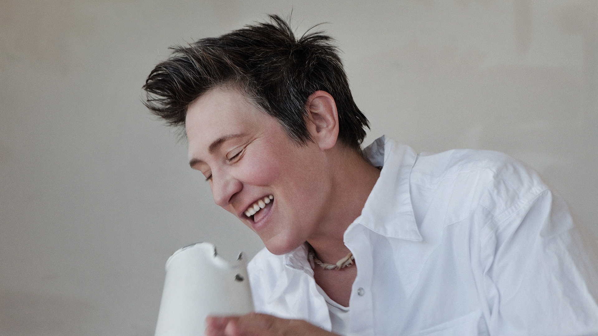 Wallpaper Kd Lang, Smile, Teeth, Haircut, Shirt - Kd Lang - HD Wallpaper 