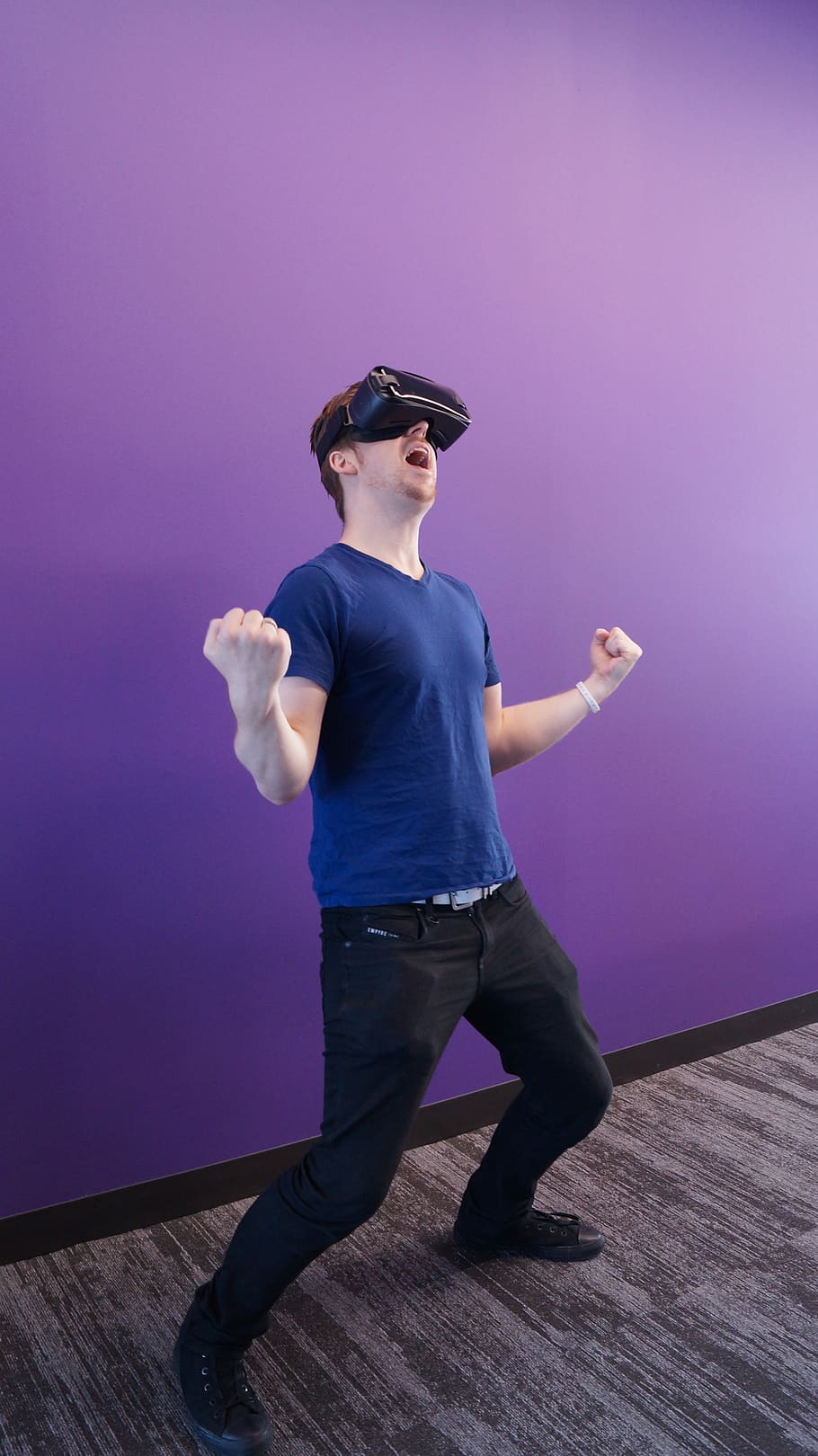 Photo Of Man Using Virtual Reality Headset, Adult, - Virtual Reality Headset - HD Wallpaper 