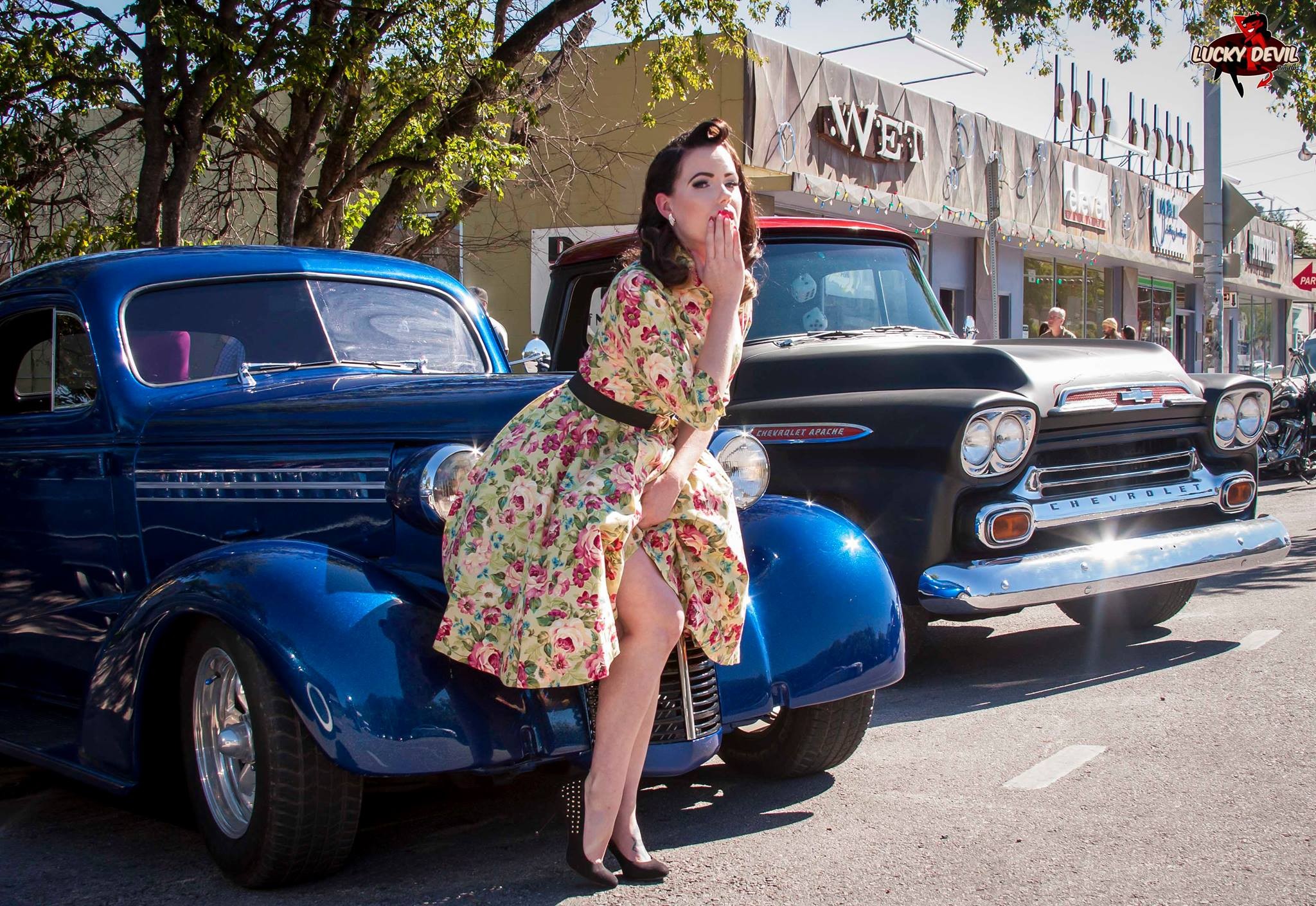 Vintage Cars And Women - HD Wallpaper 