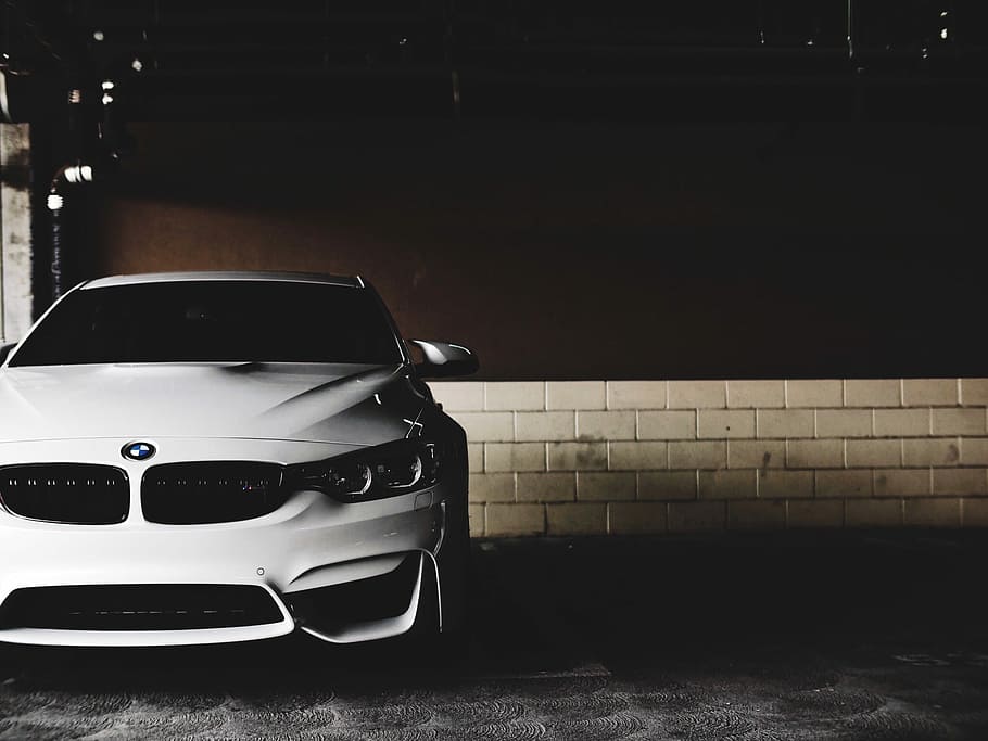 White Bmw Car, White Bmw Car Parked Near White Painted - Bmw White Wallpaper Front - HD Wallpaper 