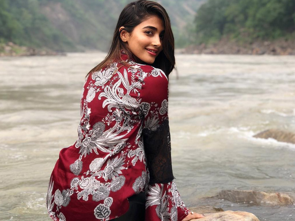 Pooja Hegde Photos Download - HD Wallpaper 