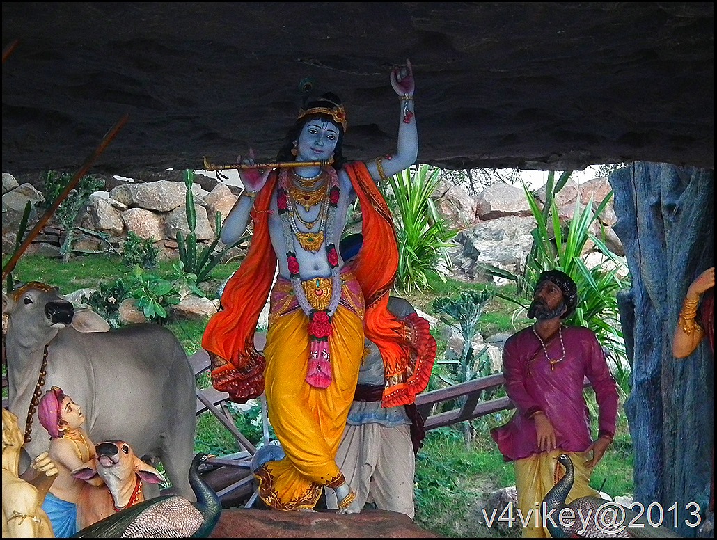 Lord Krishna Sculptures - Govardhan Parvat Held By Krishna - HD Wallpaper 