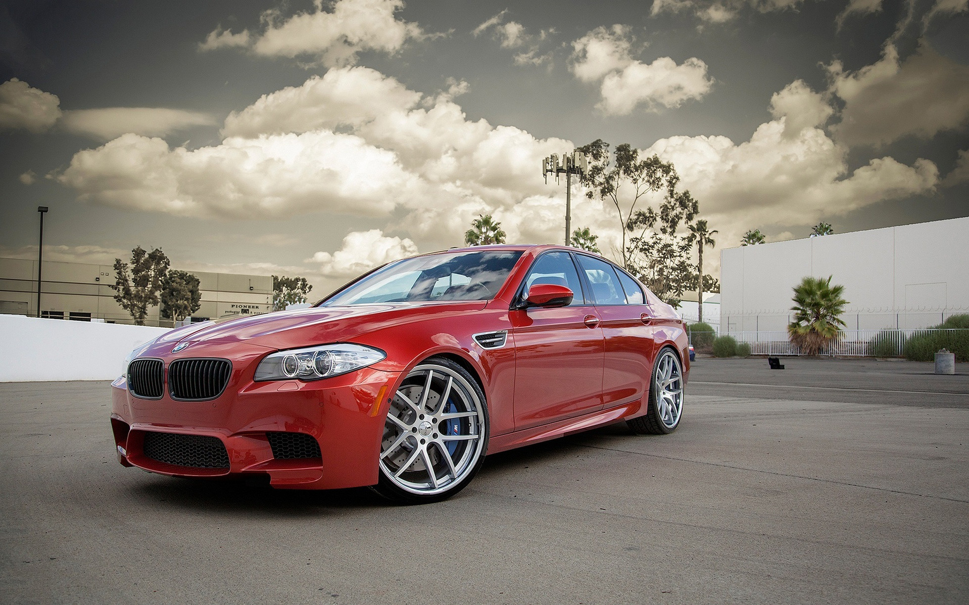 Red Bmw Silver Rims - HD Wallpaper 