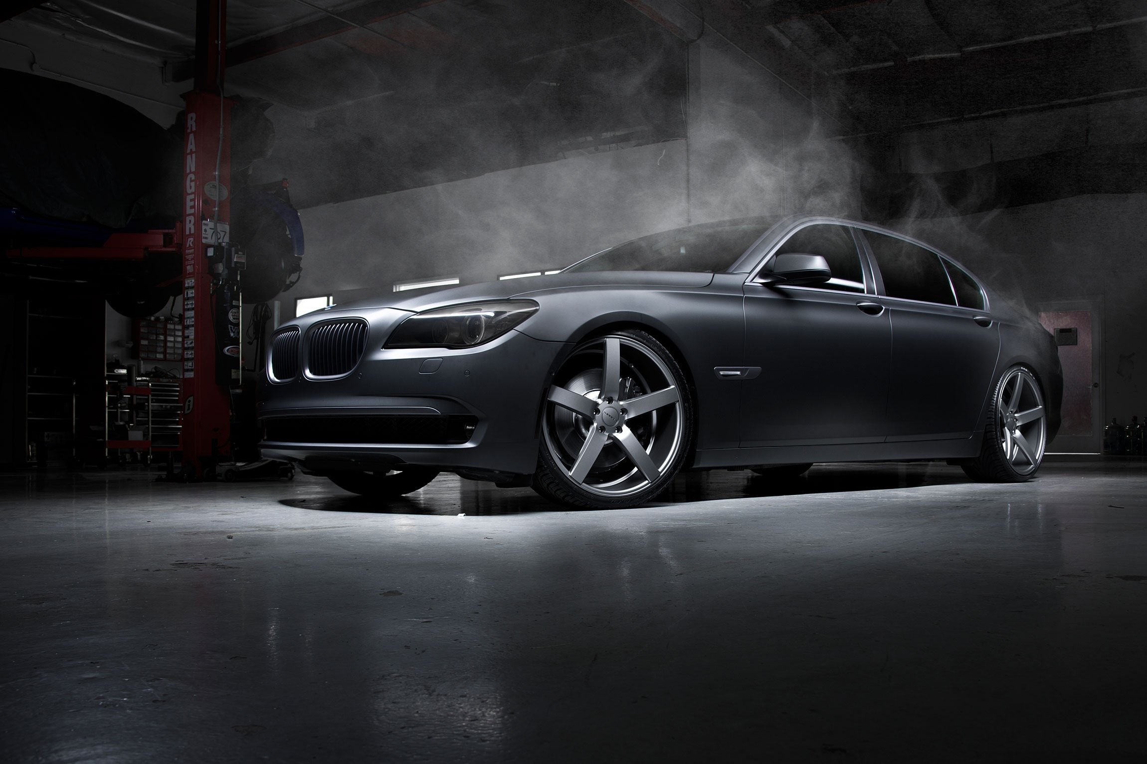Wallpaper Bmw, Car, Tuning, Garage, Wheels, Smoke - Vossen Cv3 Bmw 7 Series - HD Wallpaper 