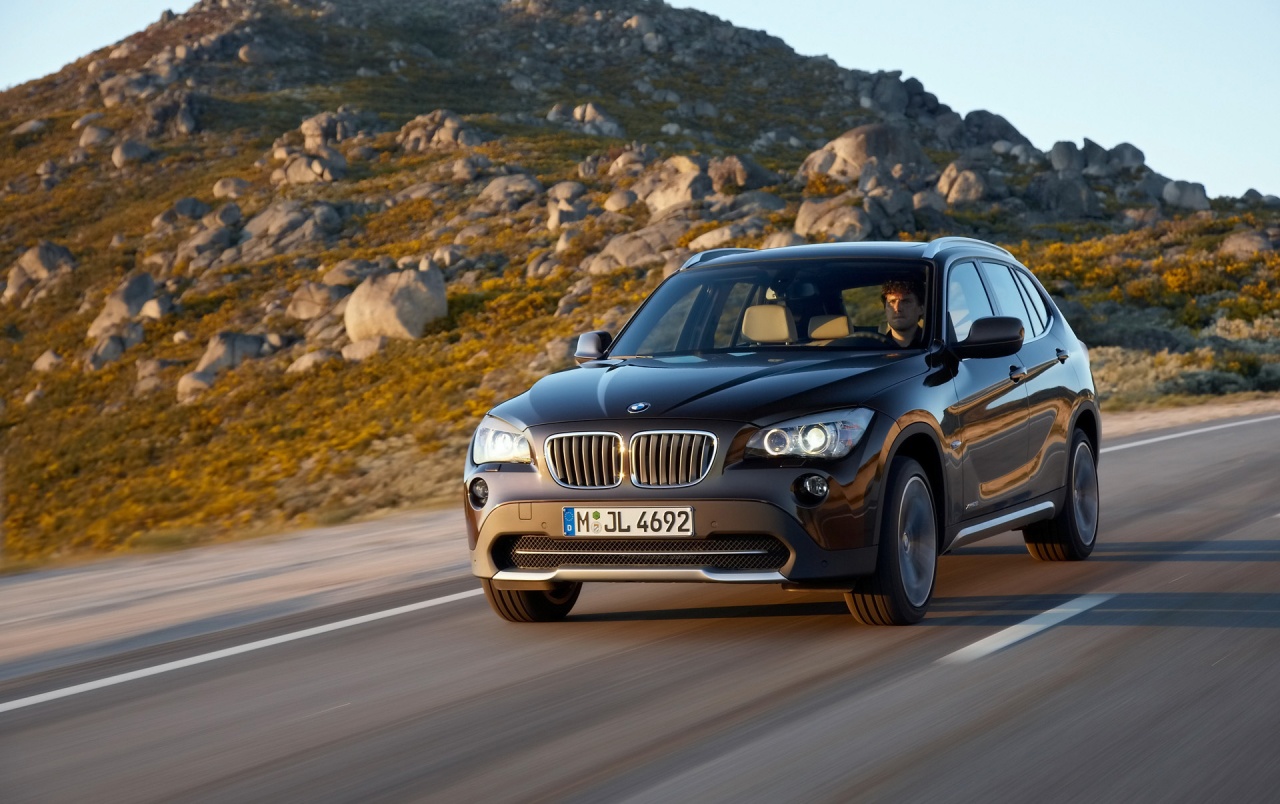 Bmw X1 Front Angle Speed Brown Wallpapers - Bmw X1 2010 - HD Wallpaper 