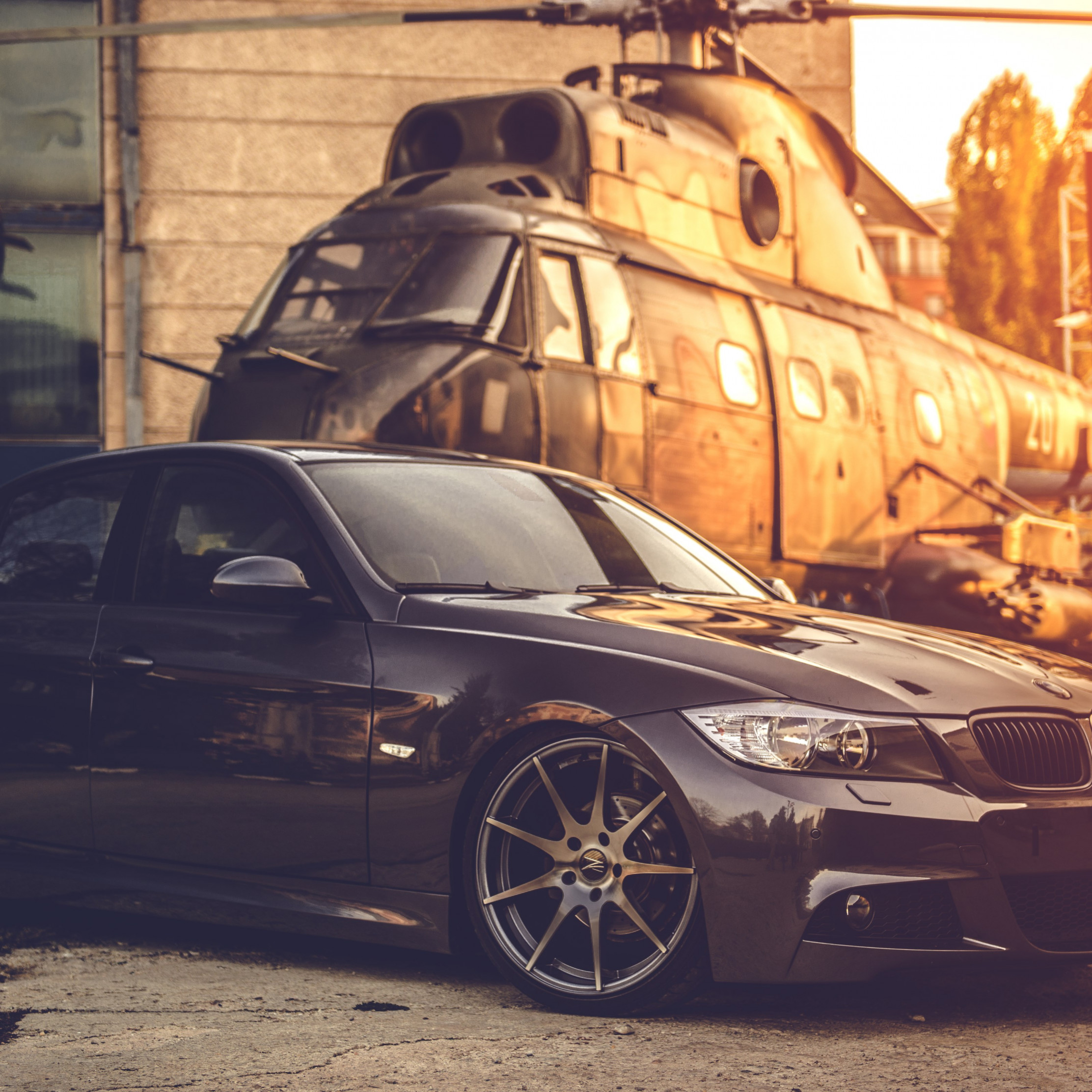 Bmw E90 And One Helicopter Wallpaper - Hd Duvar Kağıtları Araba Bmw - HD Wallpaper 
