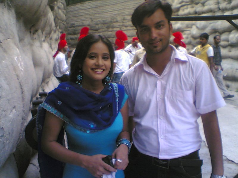 Miss Pooja And Husband - 800x600 Wallpaper Miss Pooja And Husband - 800x600 Wallpaper