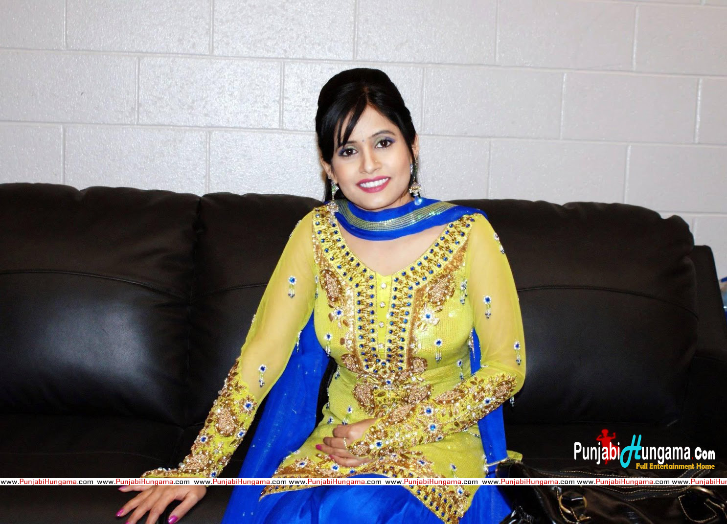 Miss Pooja Hot Wallpapers - Miss Pooja Punjabi Suit - 1486x1071 Wallpaper -  