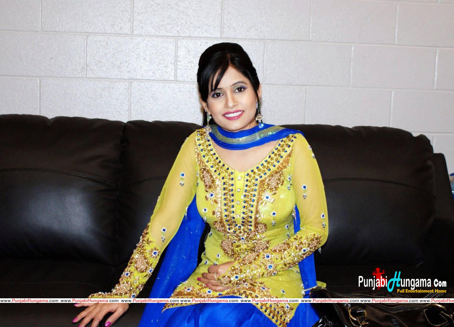 Miss Pooja Hot Wallpapers - Miss Pooja Punjabi Suit - HD Wallpaper 