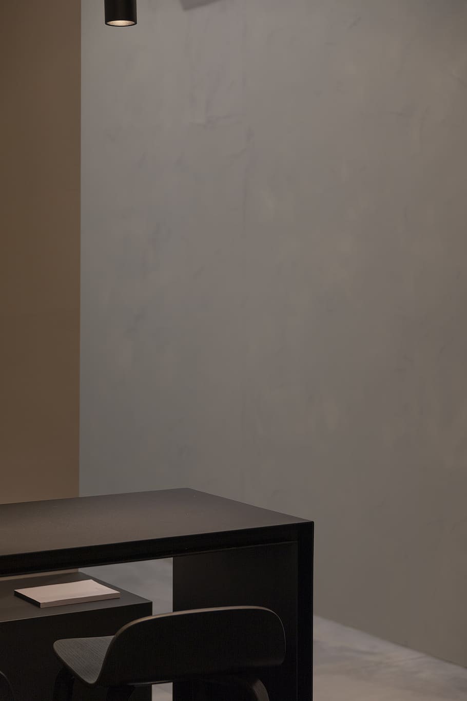 Writing Table Near Black Wooden Table, Wall - Coffee Table - HD Wallpaper 