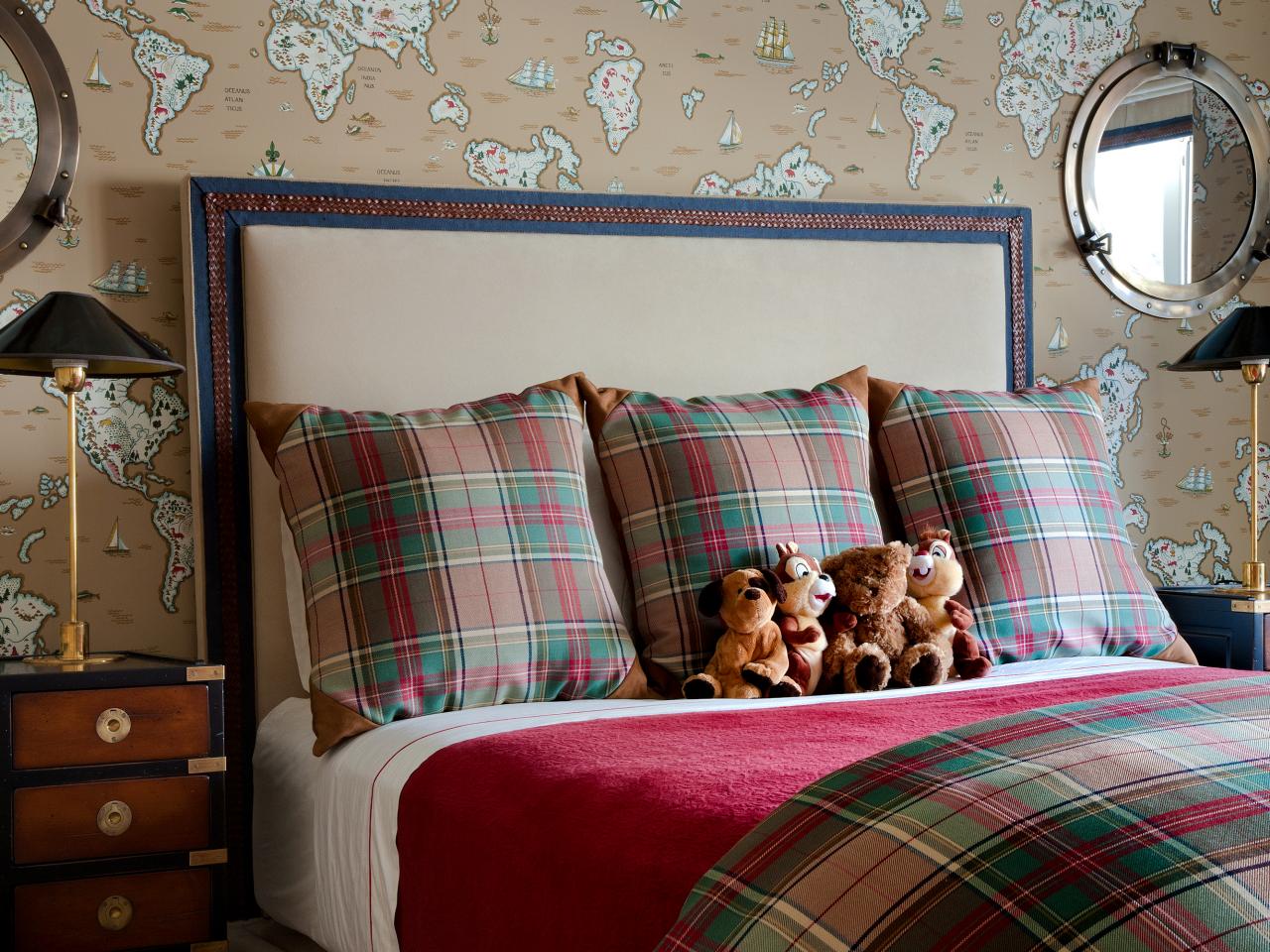 Kids Bedroom With Map Wallpaper And Plaid Bedding - Bedroom - HD Wallpaper 