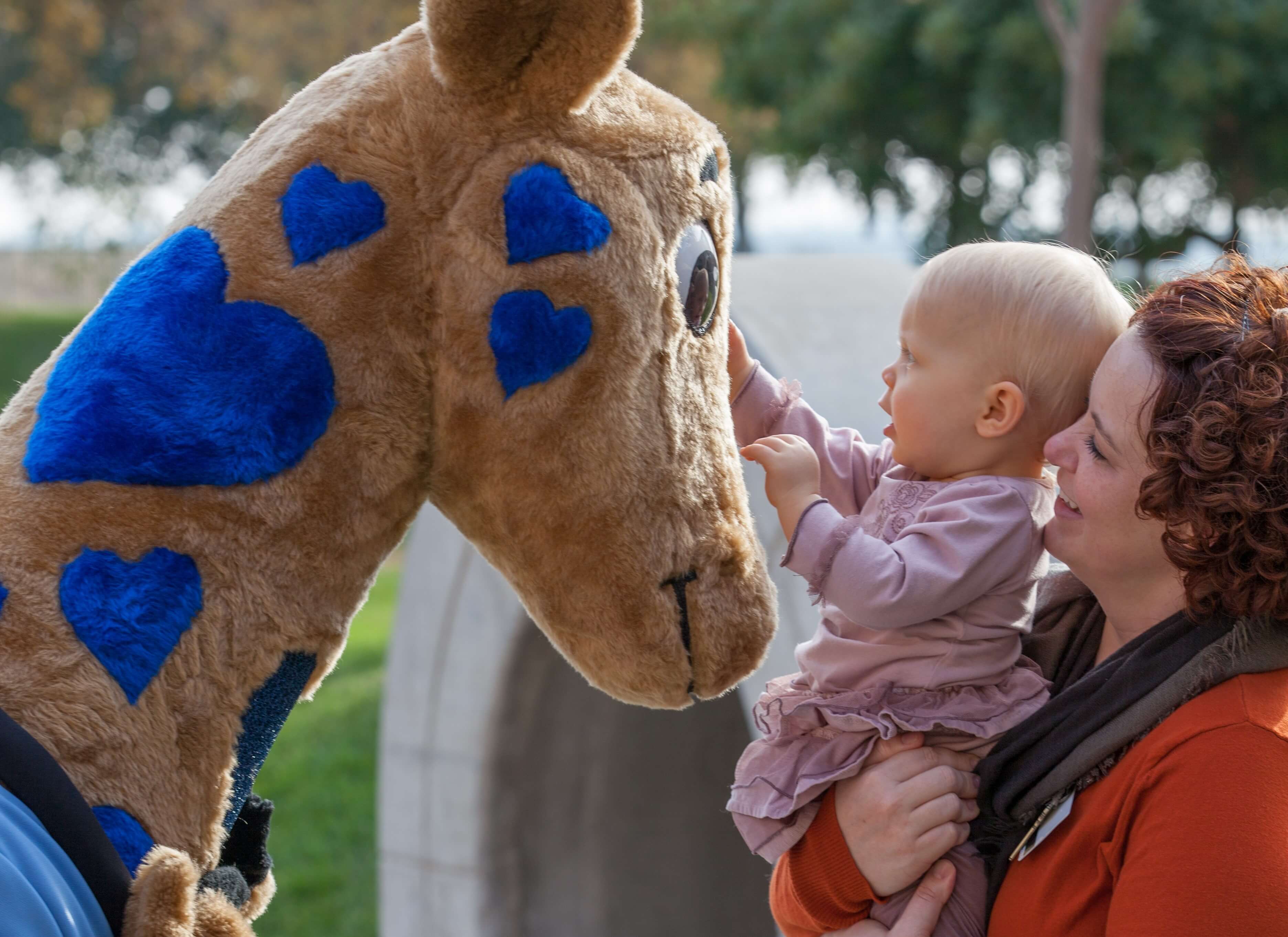 Child Petting Valley Children S Mascot - Valley Children's Hospital Patients - HD Wallpaper 