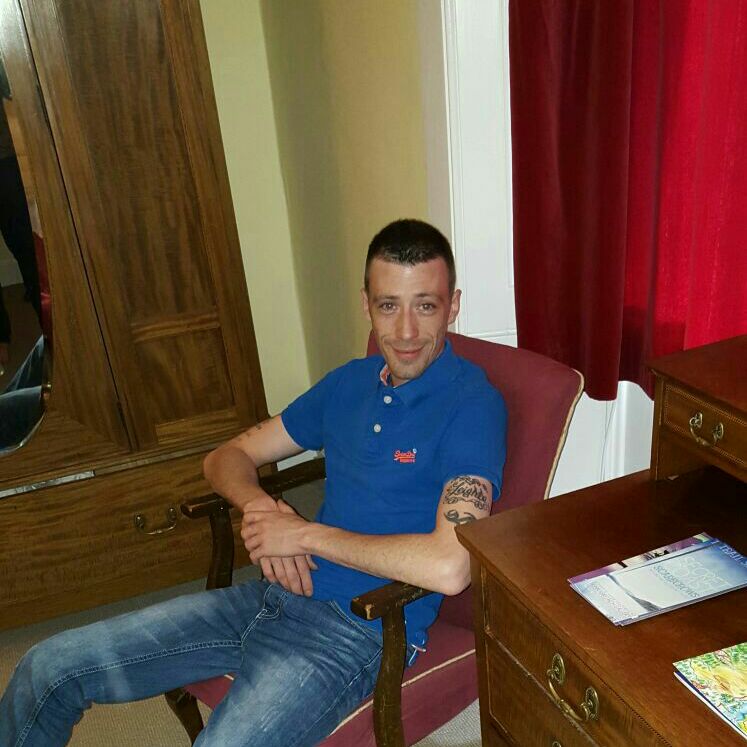 Matty B - - Sitting - HD Wallpaper 