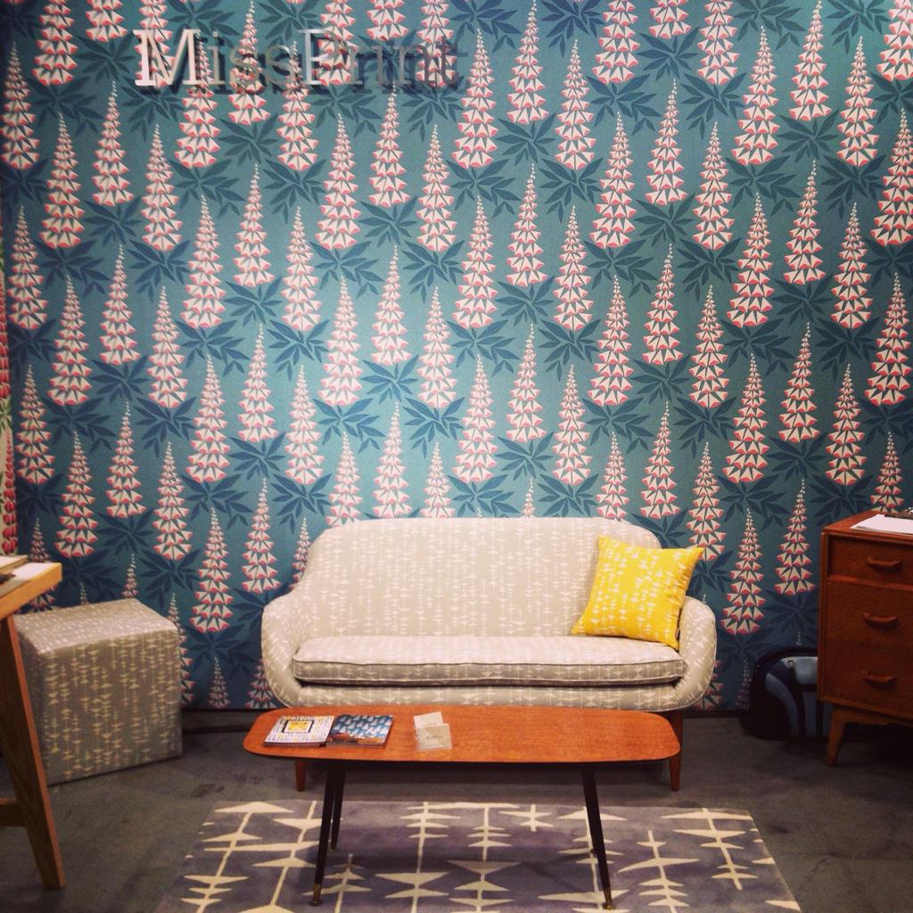 Studio Couch - HD Wallpaper 